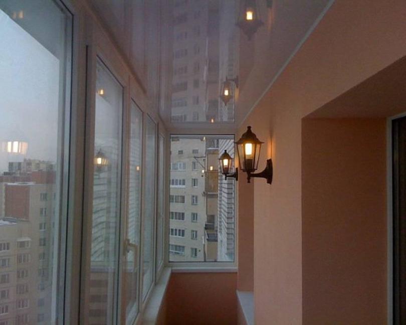 Дизайн натяжных потолков в гостиной: интерьерные возможности, выбор цвета, фактуры и формы