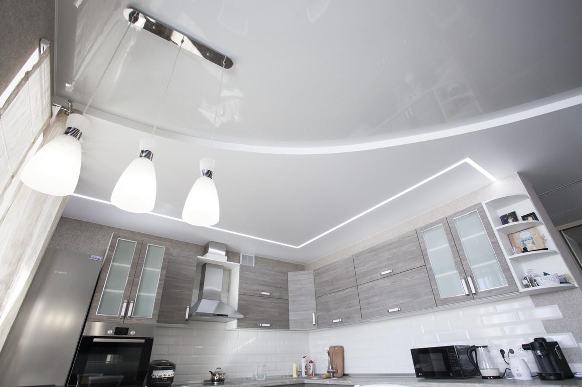 двухуровневый потолок на кухне пример в интерьере