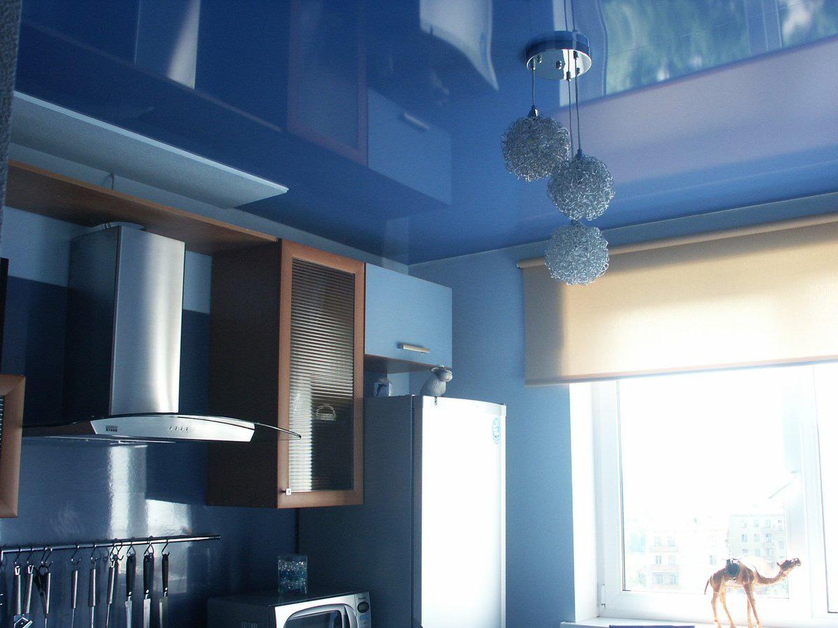 глянцевые потолки в кухне фото