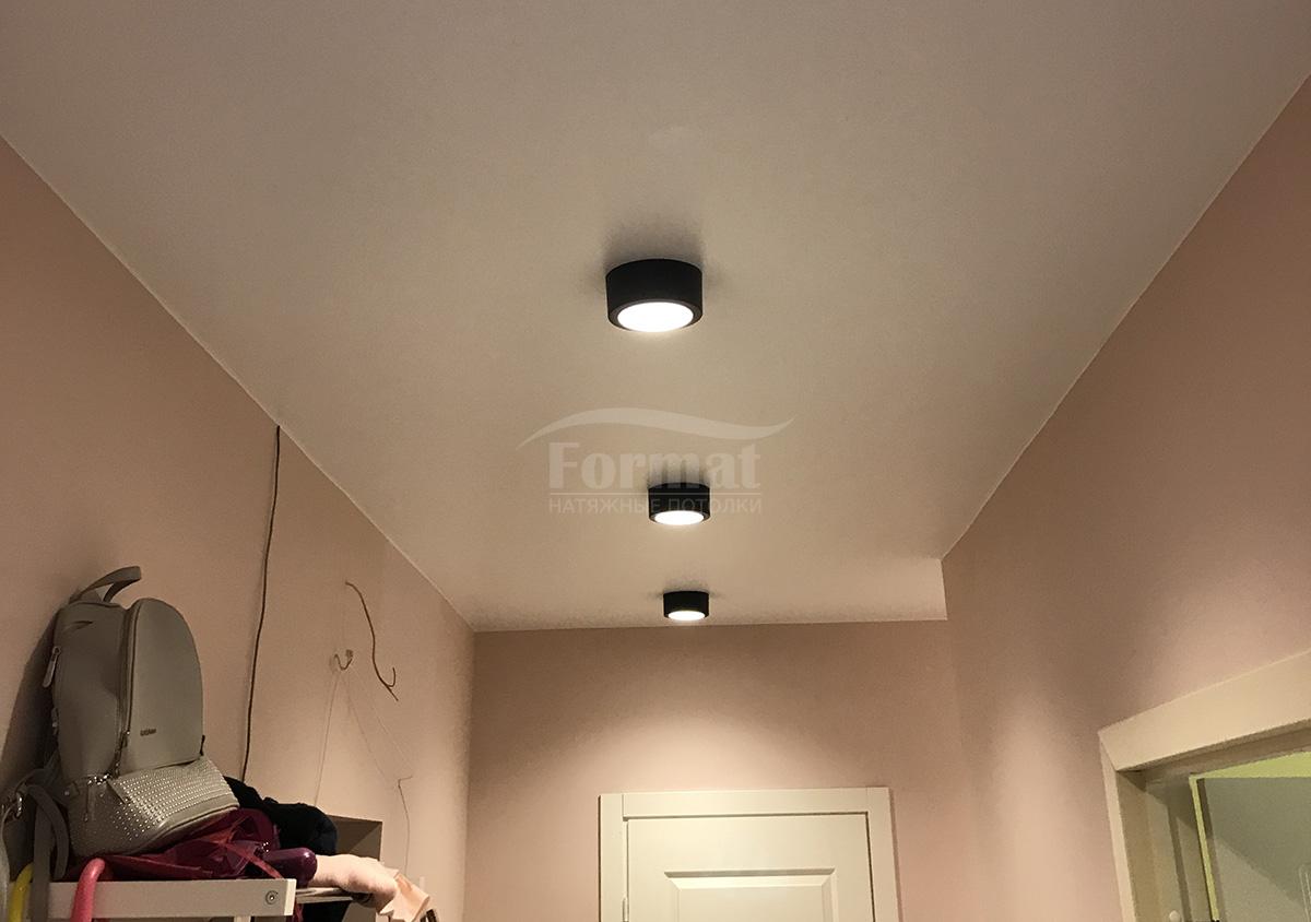 сатиновые потолки в коридоре фото