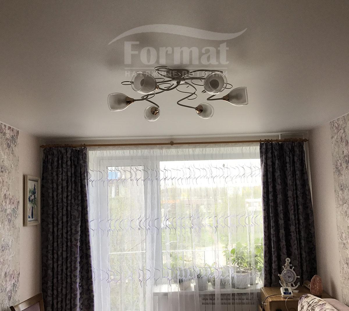 лампа накаливания и натяжной потолок