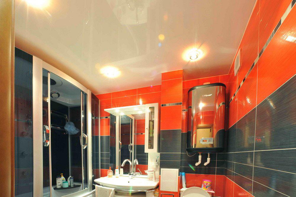 фото дизайна потолка в ванной небольшая