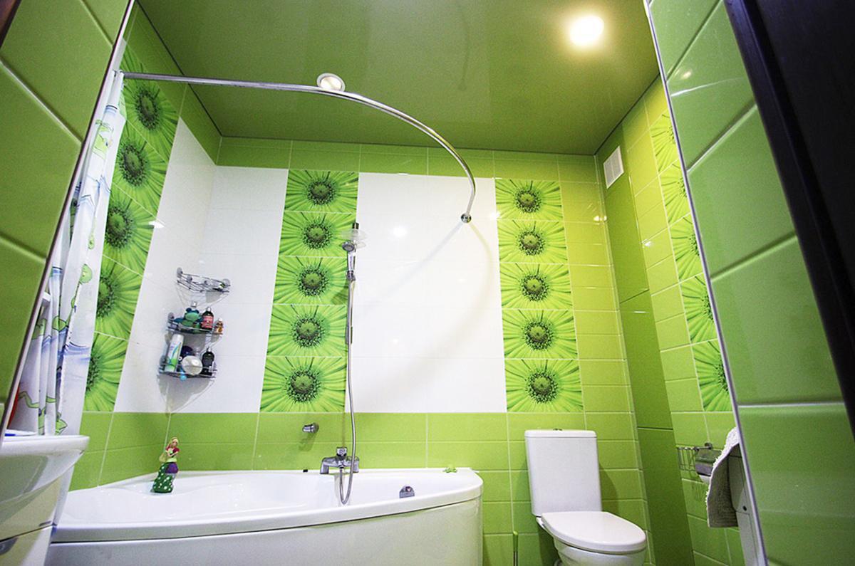 фото дизайна потолка в ванной совмещенные