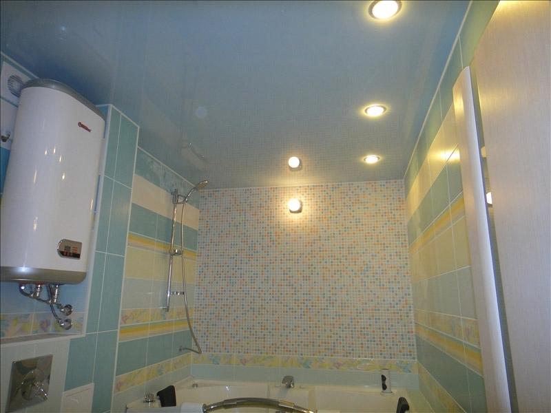 фото дизайна потолка в ванной совмещенная комната
