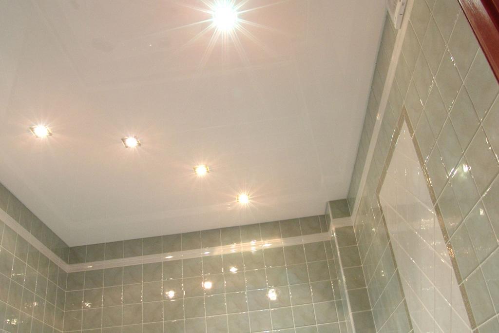 скандинавский стиль потолка в ванной фото