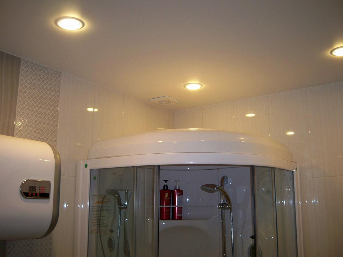 тканевые потолки в ванной фото 3